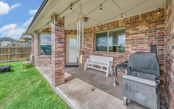 a view of a house with backyard