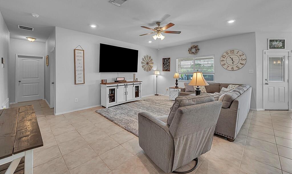 11108 Beckon Falls Waco, TX 76708 - Photo 5 of 32 a living room with furniture and a flat screen tv