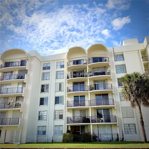 $220,000 | 9310 Fontainebleau Boulevard, Unit 203, Miami, FL 33172