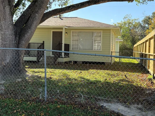 a view of back yard of the house