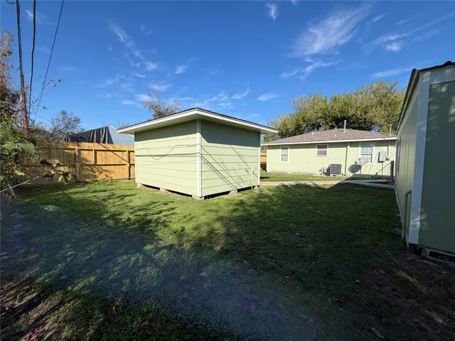 a view of an house with backyard space and garden view