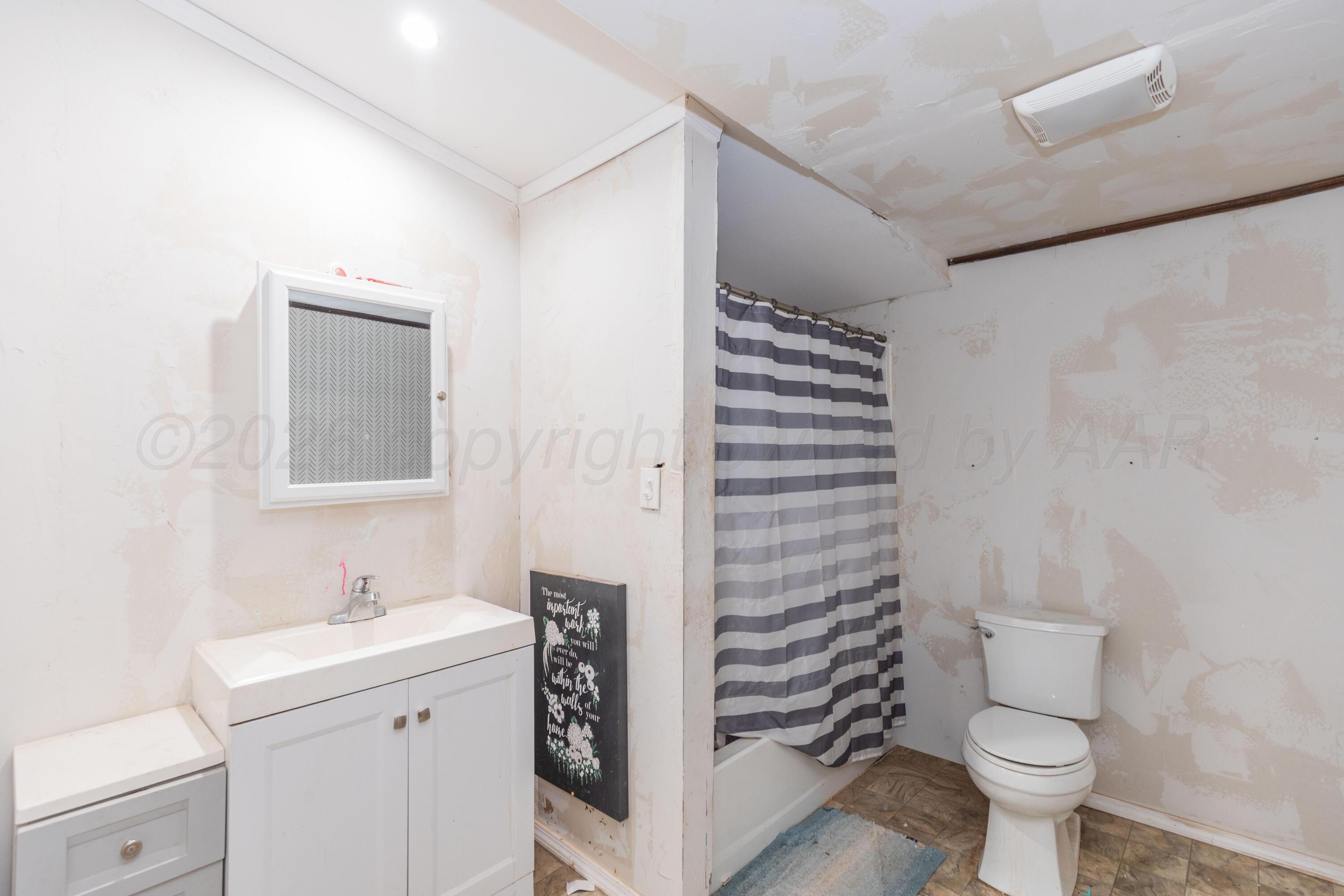 23095 Windmill Road Canyon, TX 79015 - Photo 21 of 33 BATHROOM 2 VIEW 1