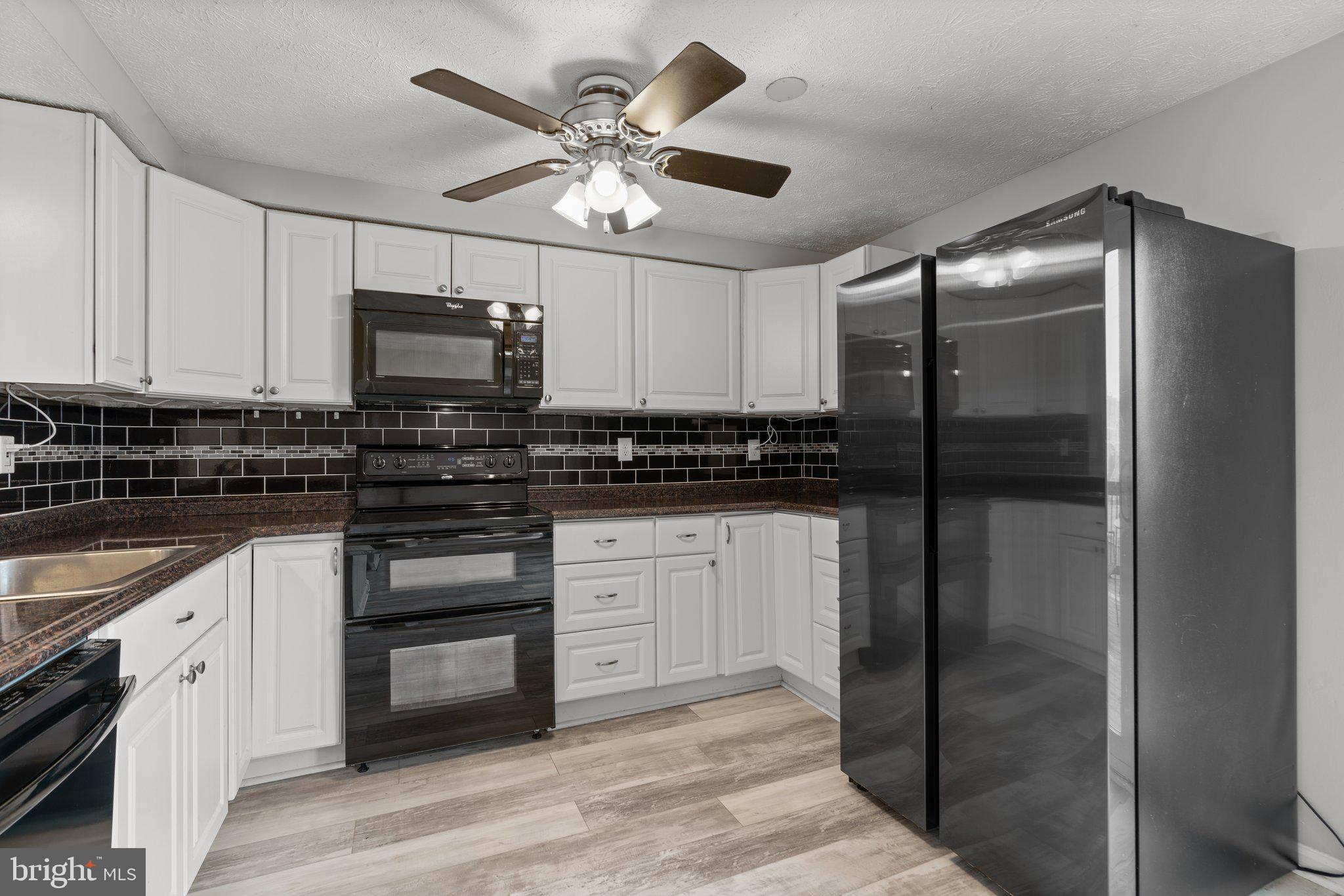 6326 Greenfield Road Elkridge, MD 21075 - Photo 8 of 30 Sleek Ebony/Platinum Appliances