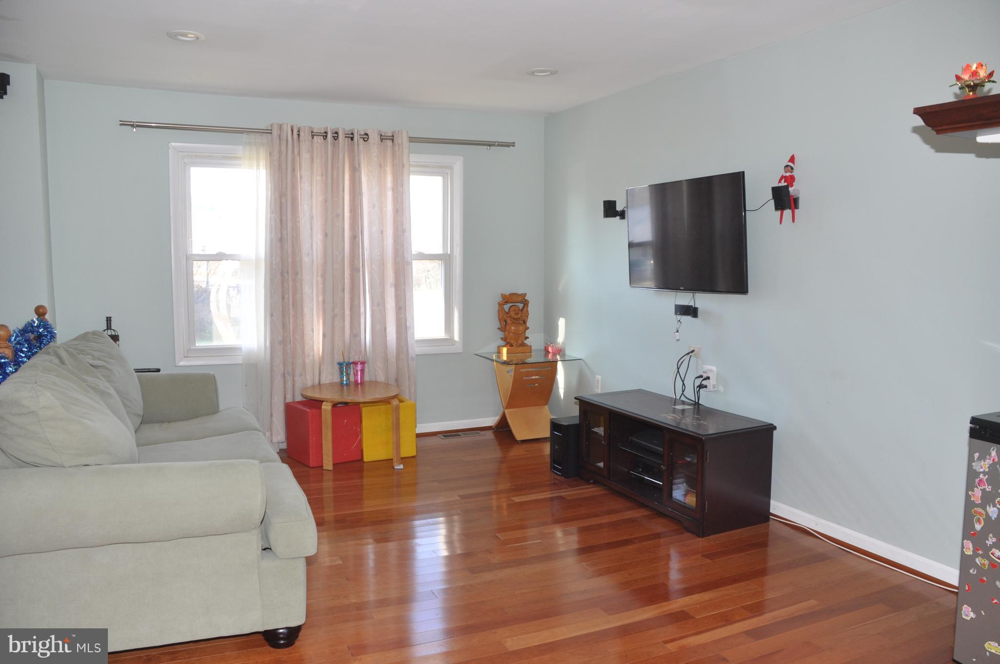 1030 Springhill Way Gambrills, MD 21054 - Photo 3 of 21 Living Room