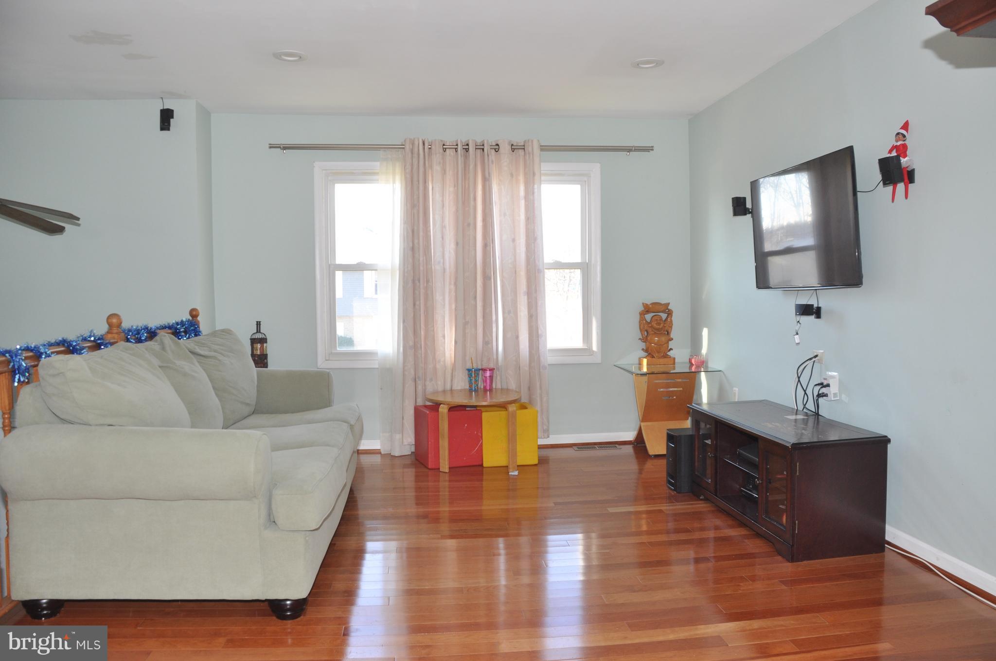 1030 Springhill Way Gambrills, MD 21054 - Photo 4 of 21 Living Room