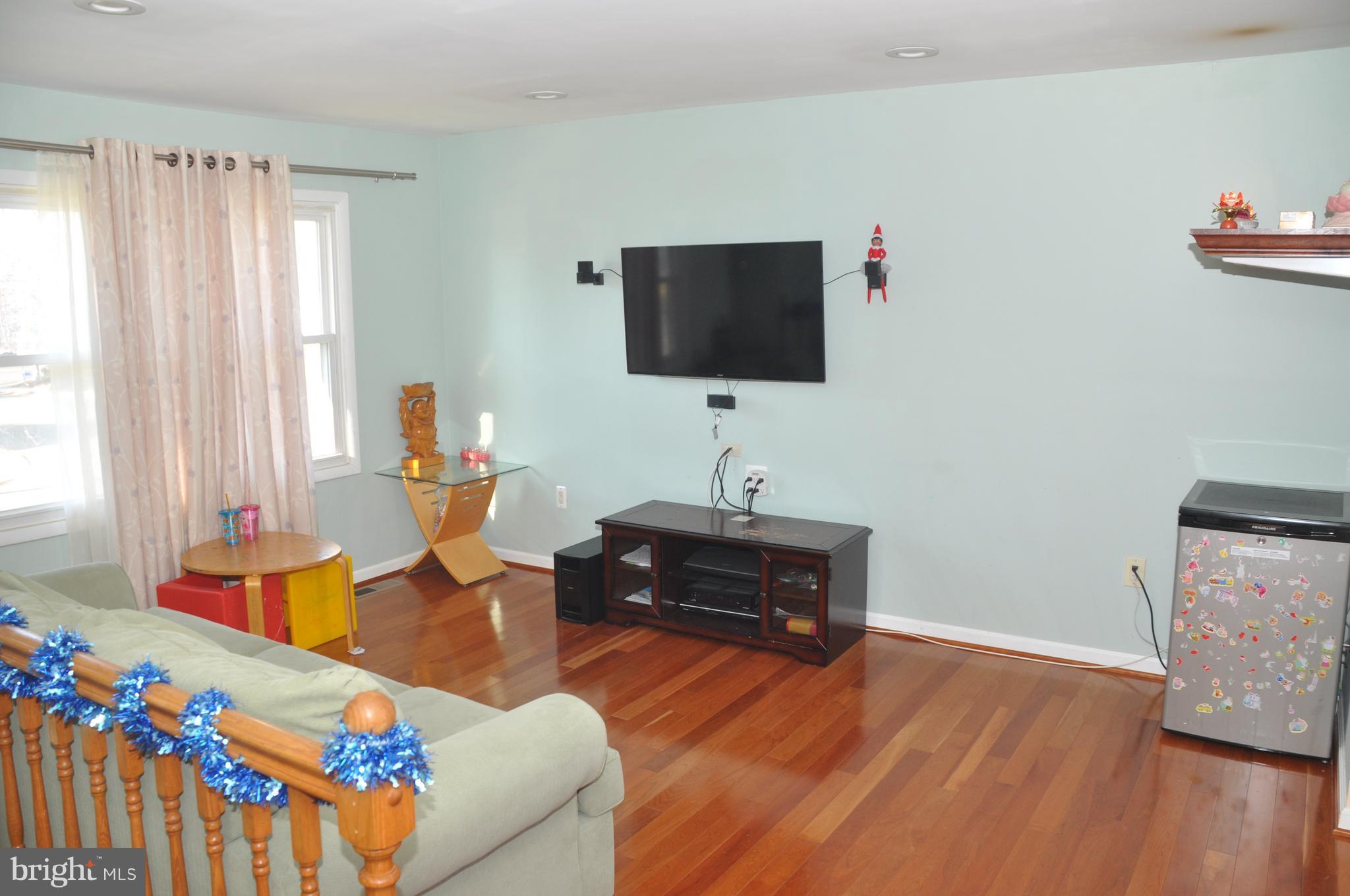 1030 Springhill Way Gambrills, MD 21054 - Photo 5 of 21 Living Room