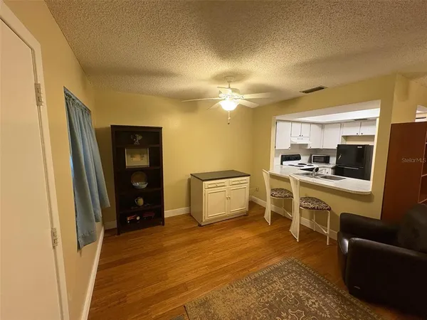 $1,100 | 1250 South Pinellas Avenue, Unit 411, Tarpon Springs, FL 34689