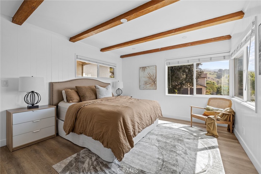 3045 Scott Road Burbank, CA 91504 - Photo 18 of 39 a bedroom with a large bed and a large window