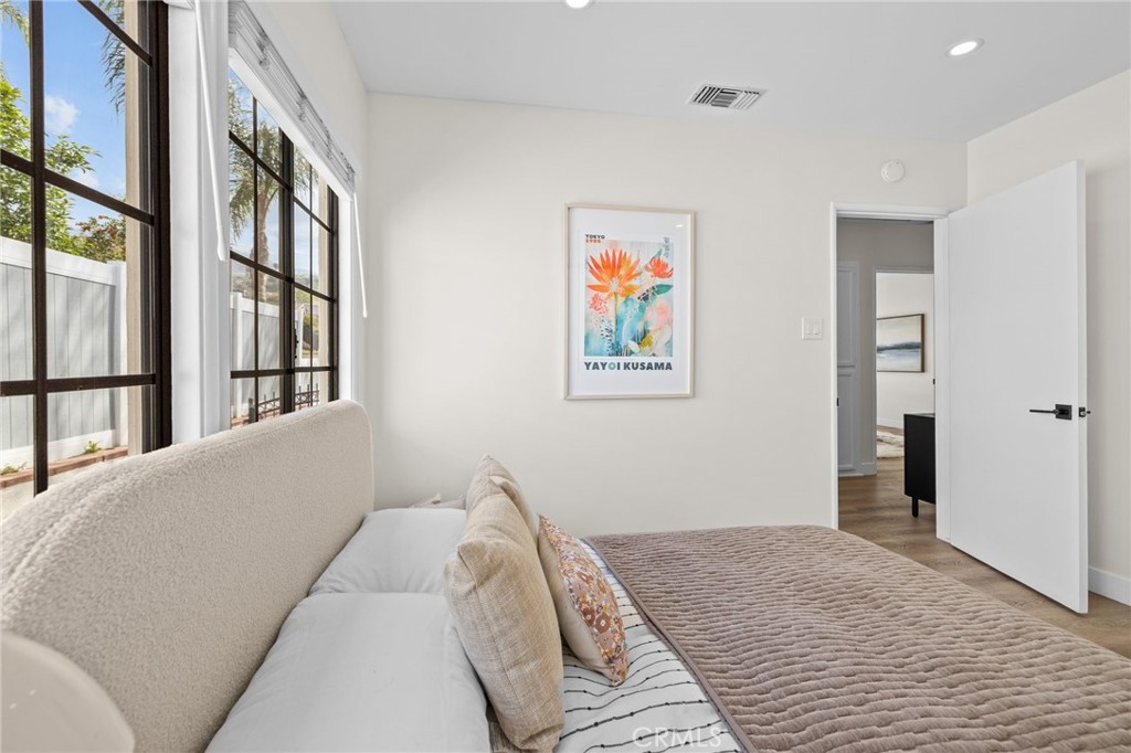 3045 Scott Road Burbank, CA 91504 - Photo 25 of 39 a bedroom with a bed and a painting on the wall