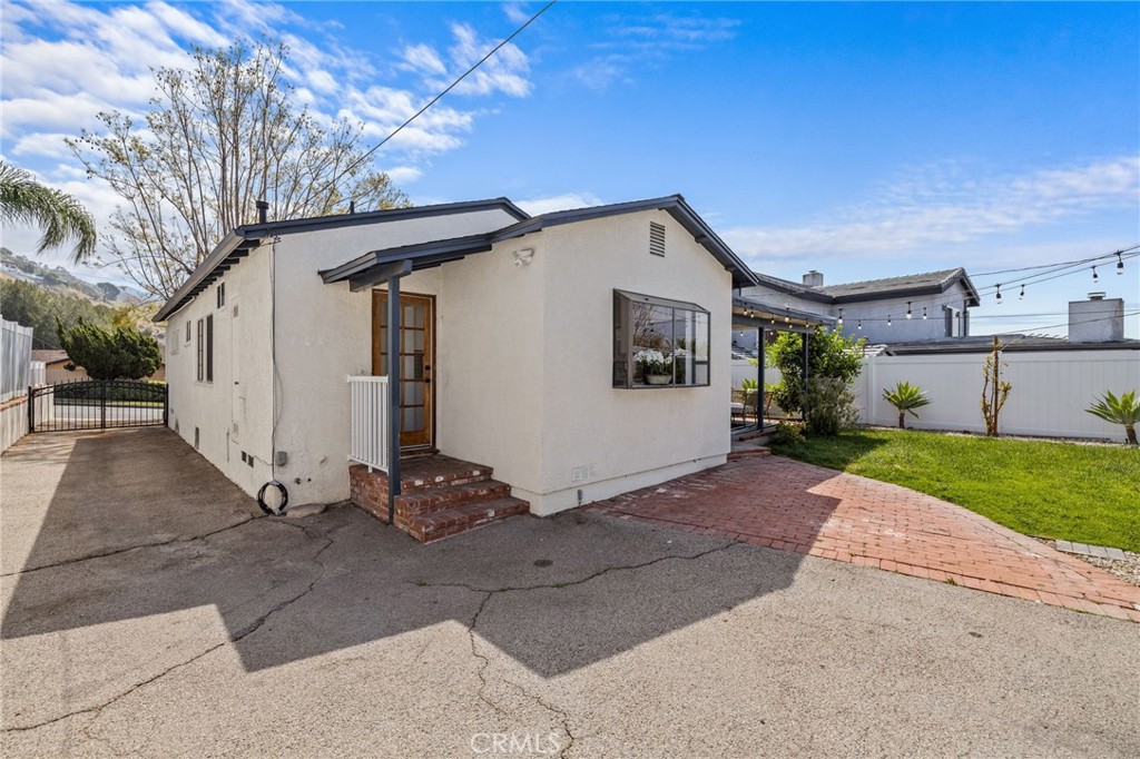 3045 Scott Road Burbank, CA 91504 - Photo 33 of 39 a view of a house with a yard