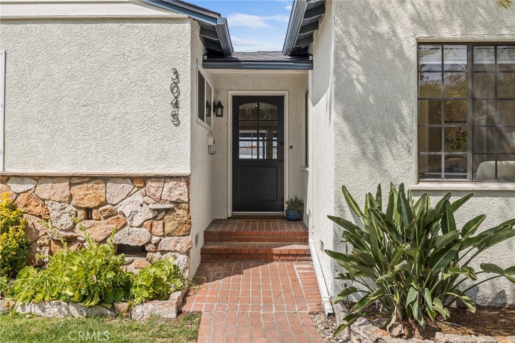 3045 Scott Road Burbank, CA 91504 - Photo 4 of 39 a front view of a house with a garden