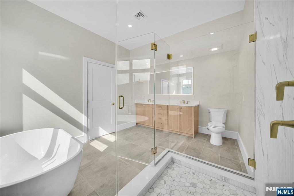 686 Probst Avenue, Unit B Fairview, NJ 07022 - Photo 17 of 28 Gallery Image 17