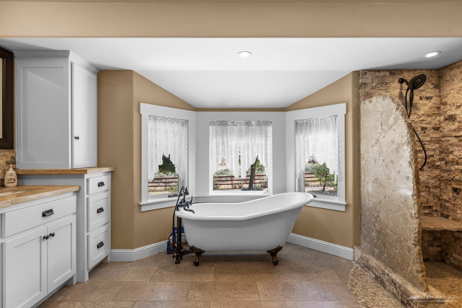 27501 Cumberland Road Tehachapi, CA 93561 - Photo 23 of 39 Main house - primary bathroom