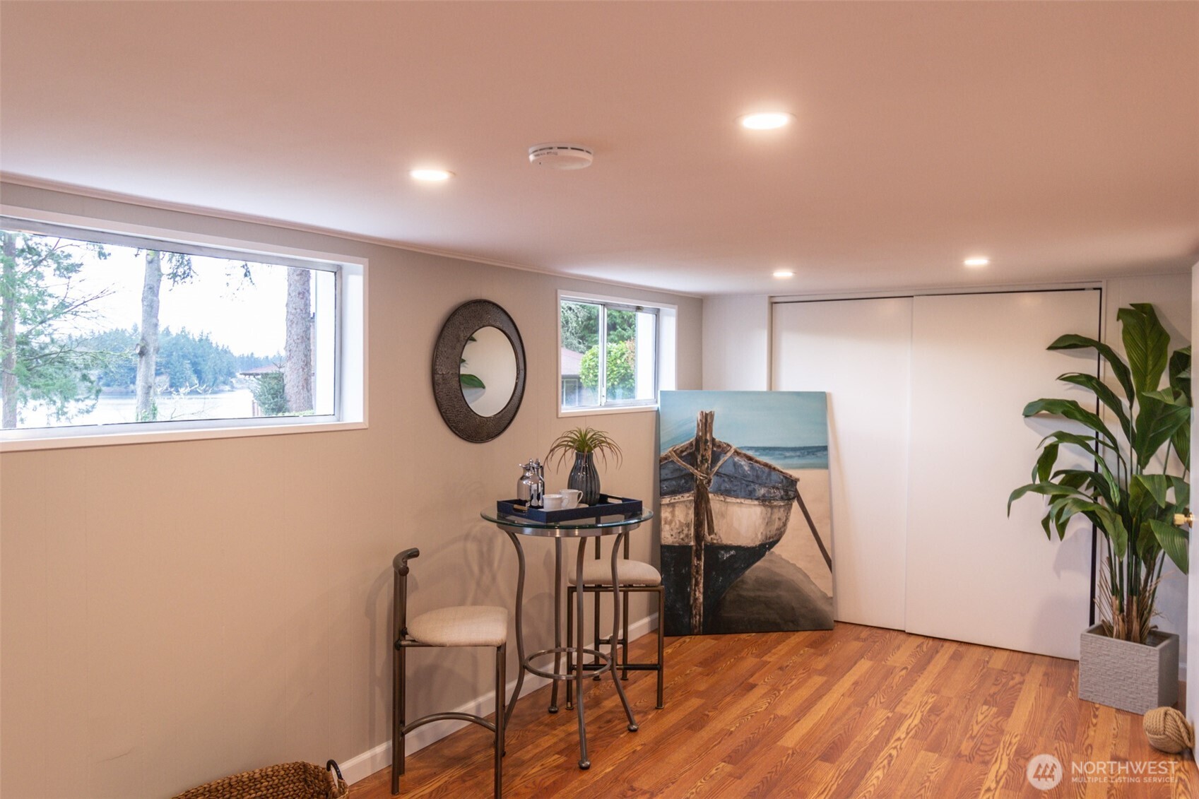 10826 Meadow Road Southwest Lakewood, WA 98499 - Photo 26 of 40 a workspace with furniture window and wooden floor