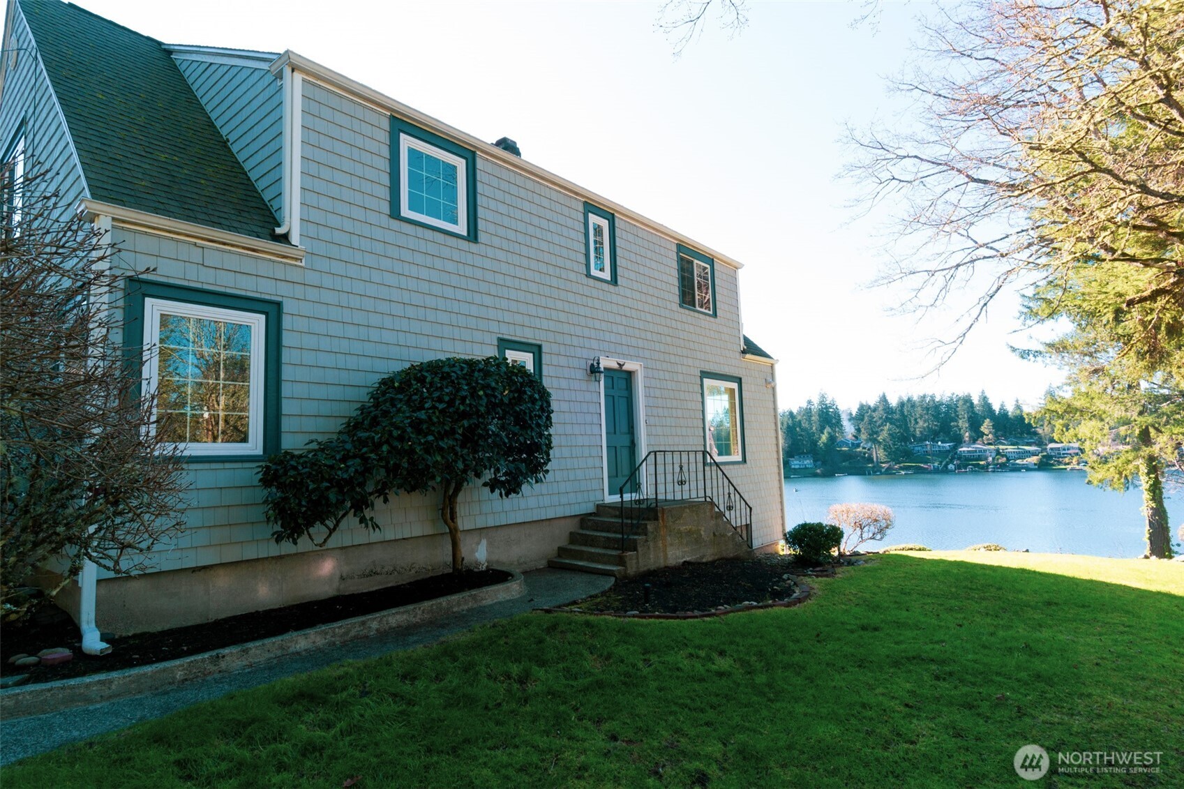 10826 Meadow Road Southwest Lakewood, WA 98499 - Photo 4 of 40 a house view with a garden space