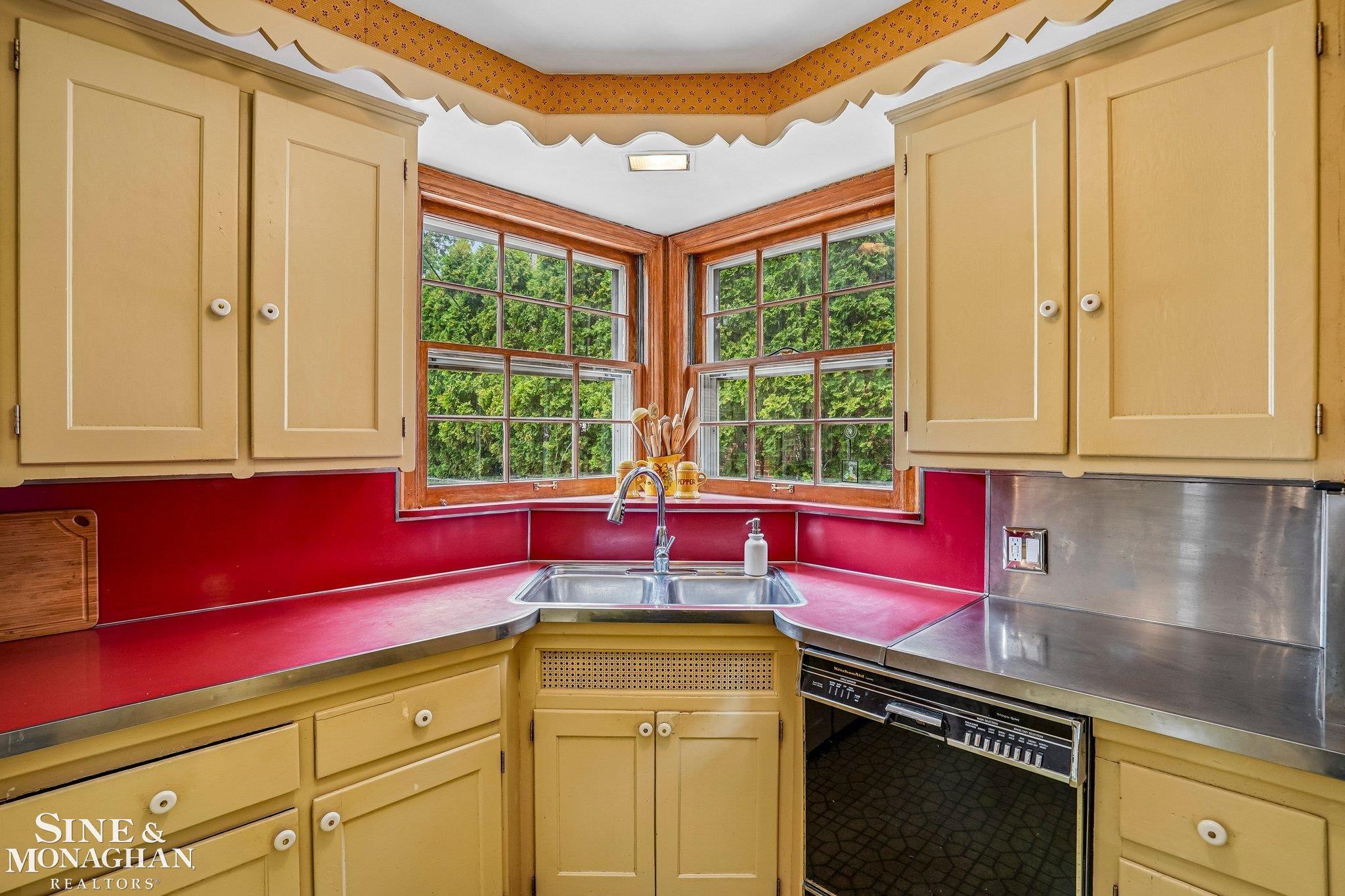 470 Allard Road Grosse Pointe, MI 48236 - Photo 9 of 39 50216479-8c53b2a0-10af-4580-850e-2fd5978c19cf.JPG