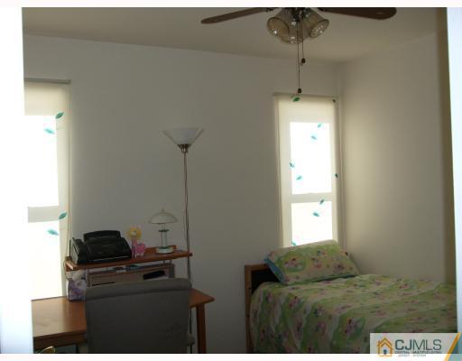 143 Woodbury Road Edison, NJ 08820 - Photo 3 of 10 Gallery Image 3