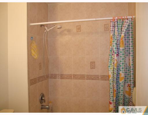 143 Woodbury Road Edison, NJ 08820 - Photo 5 of 10 Gallery Image 5