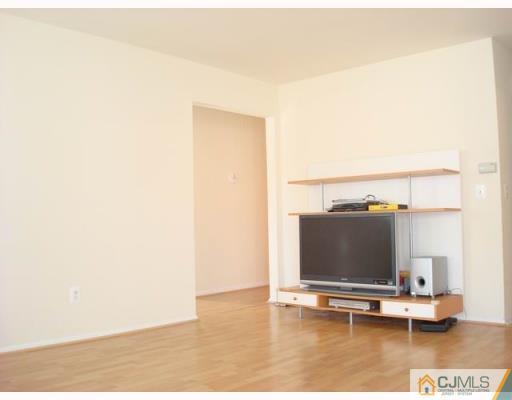 143 Woodbury Road Edison, NJ 08820 - Photo 9 of 10 Gallery Image 9