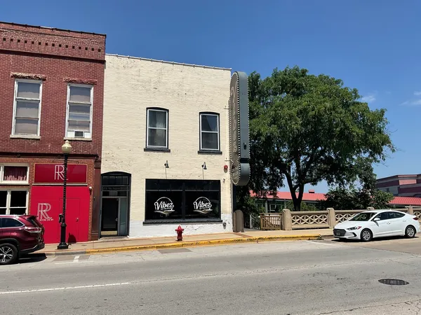 $1,950 | 29 West New York Street, Unit 3, Aurora, IL 60506