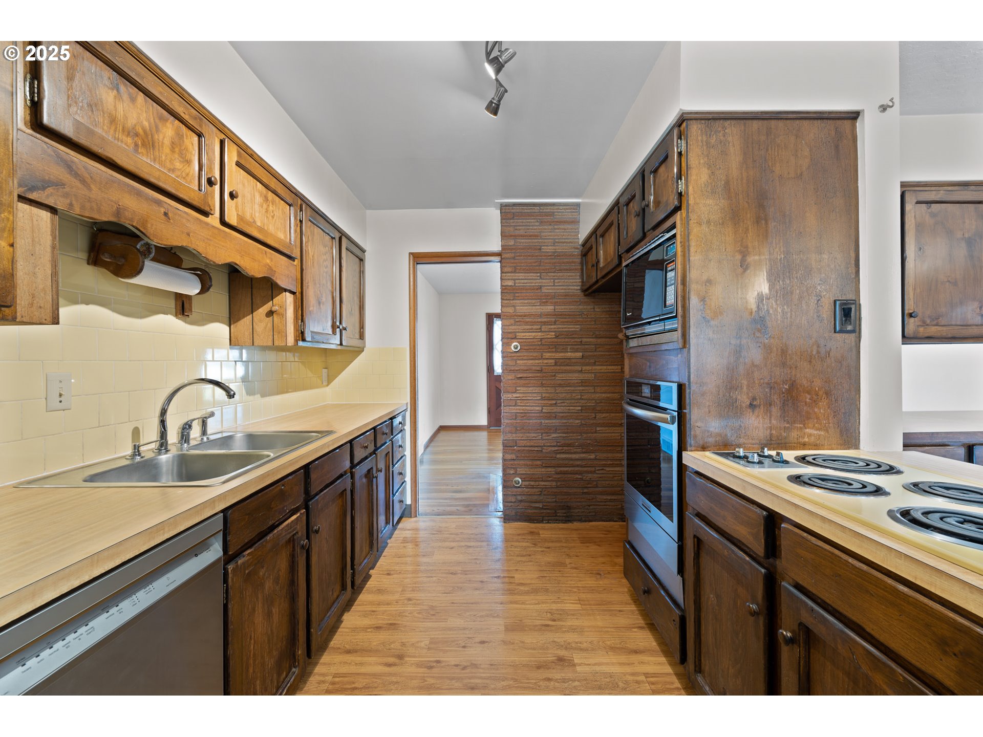 12342 Northeast Knott Street Portland, OR 97230 - Photo 14 of 40 a kitchen with stainless steel appliances a sink stove and refrigerator