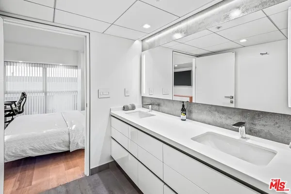a en suite bathroom with a double vanity sink and mirror