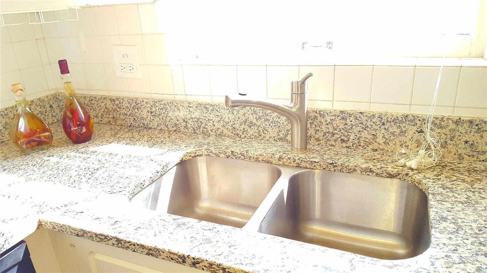 925 South Hanley Road, Unit E St. Louis, MO 63105 - Photo 22 of 36 Gallery Image 22