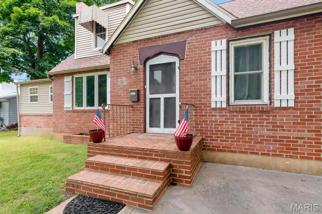 $200,000 | 421 West College Street, Aurora, MO 65605