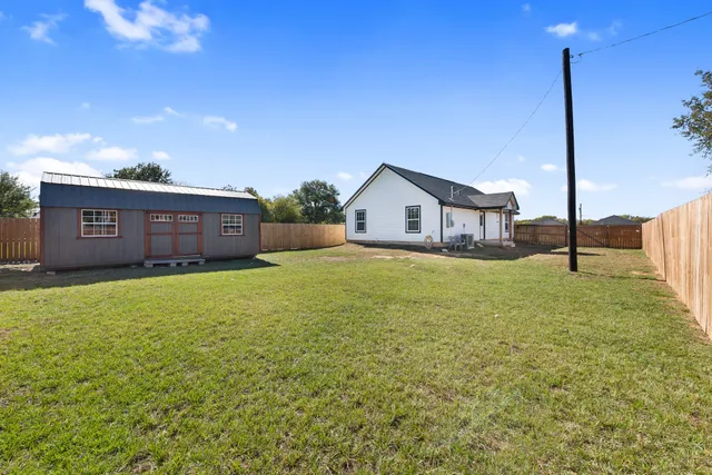 a view of a house with a backyard