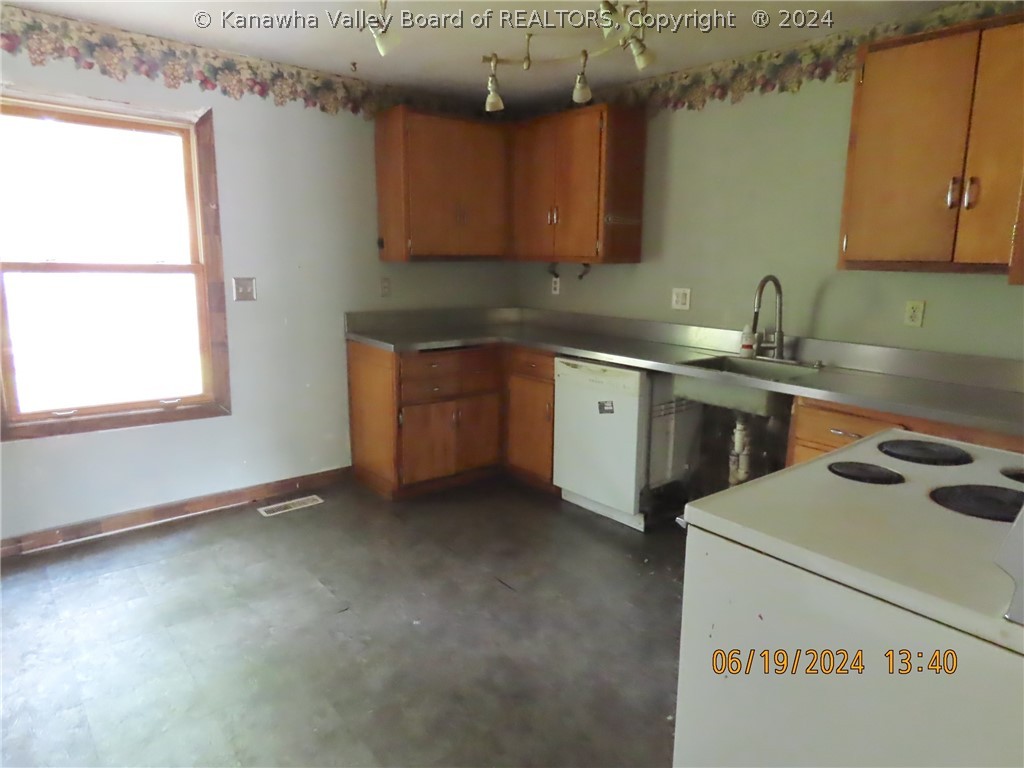 97 Hammer Ml Road Nitro, WV 25143 - Photo 5 of 24 Gallery Image 5