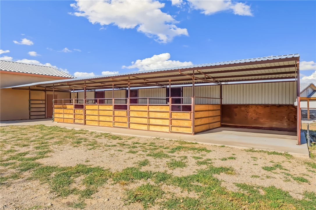 2205 East Cactus Wren Road Kingman, AZ 86409 - Photo 43 of 68 Stable