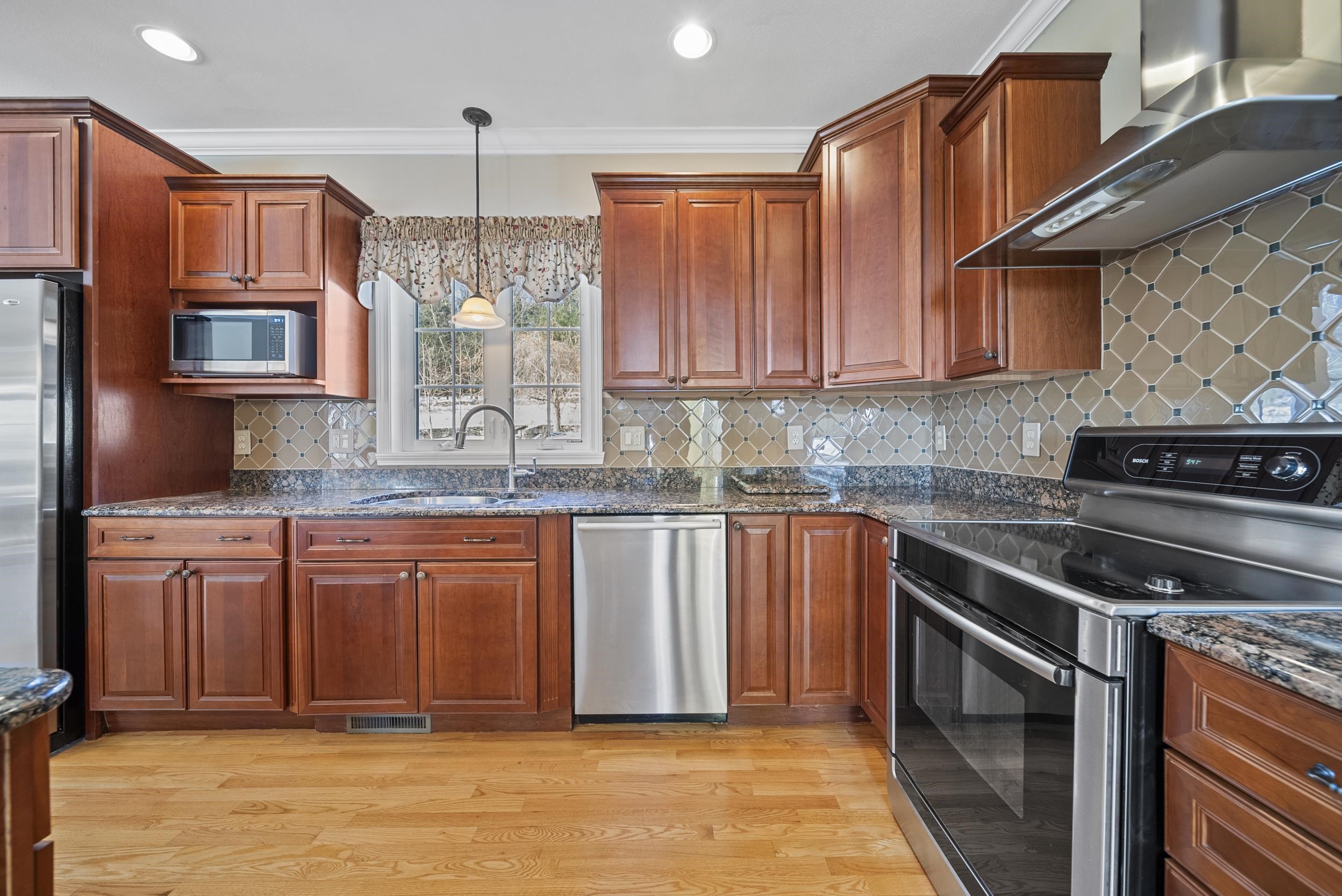 28 Empire Road Pelham, NH 03076 - Photo 6 of 60