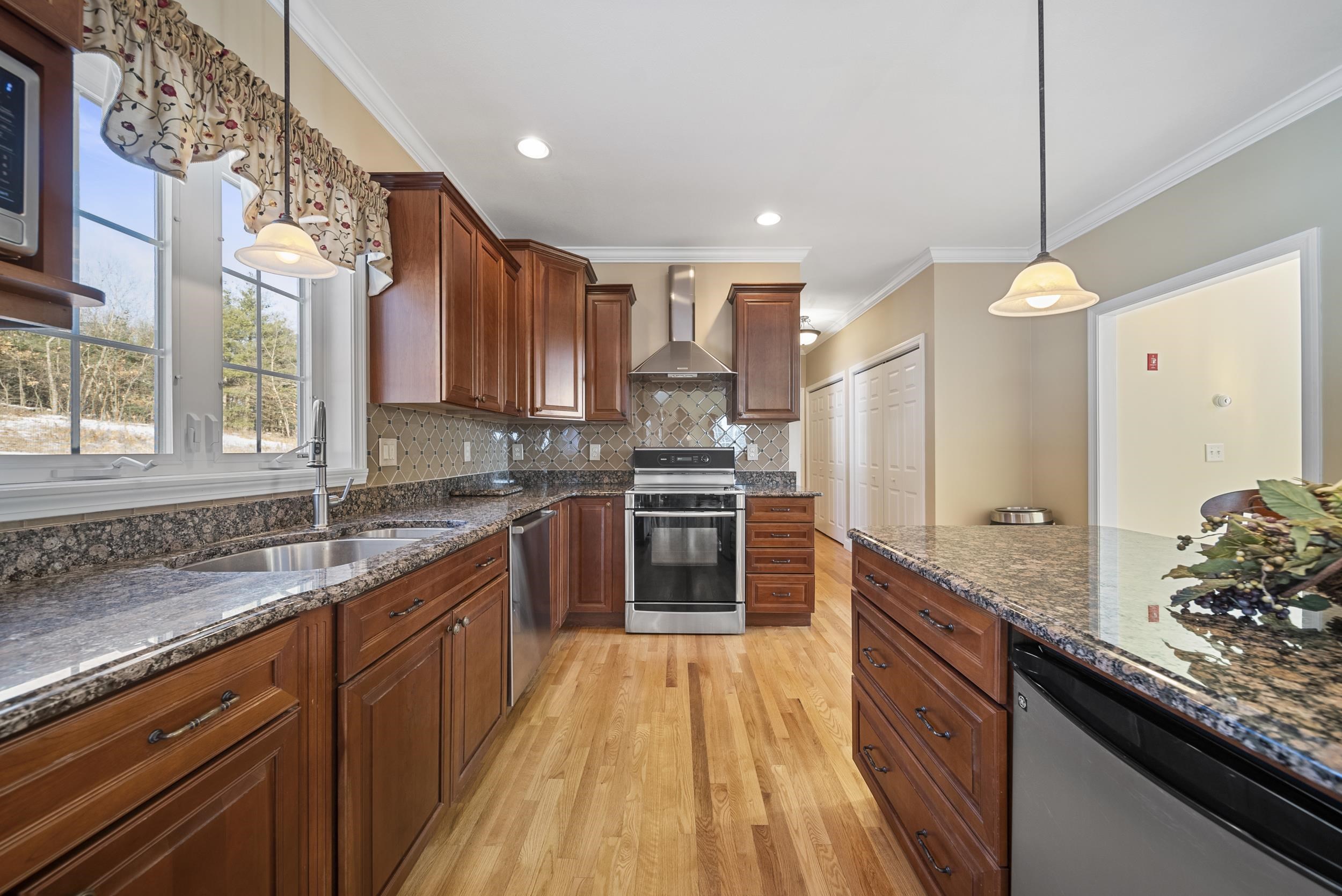 28 Empire Road Pelham, NH 03076 - Photo 8 of 60