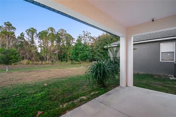 a view of a house with backyard and garden