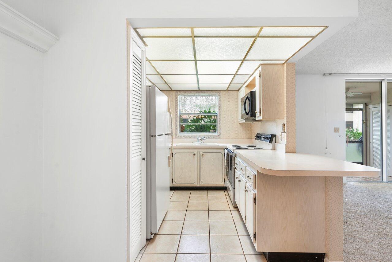 1024 Northwest 13th Street, Unit 127B Boca Raton, FL 33486 - Photo 7 of 21 Kitchen