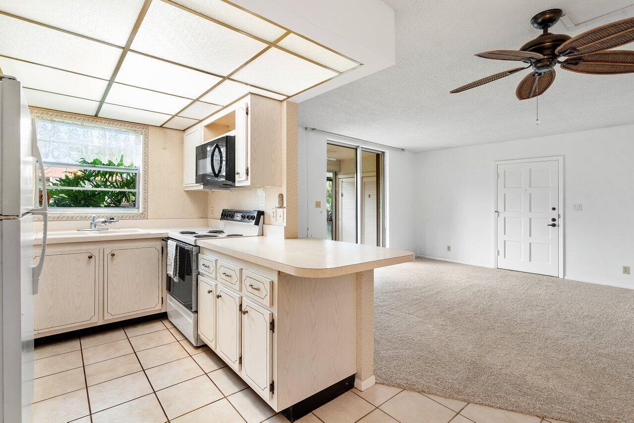 1024 Northwest 13th Street, Unit 127B Boca Raton, FL 33486 - Photo 8 of 21 Kitchen