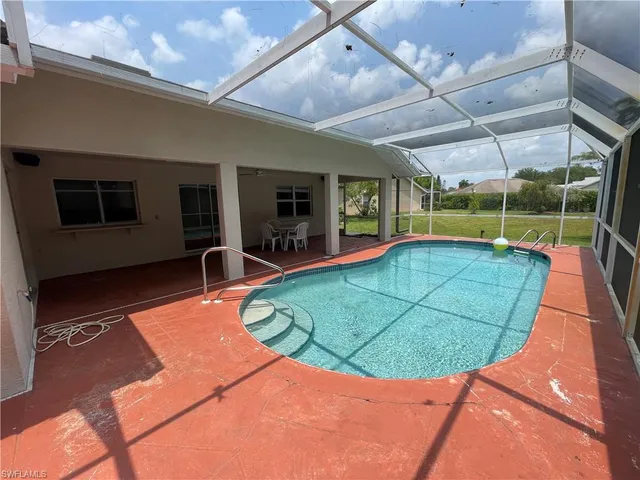 a view of a backyard