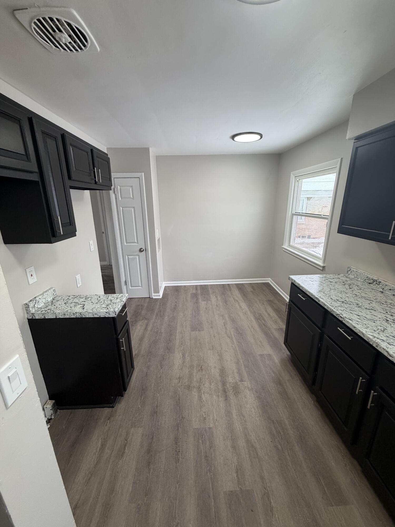 4340 West Eggert Pl. Milwaukee, WI 53218 - Photo 5 of 10 IMG_0171 (1)