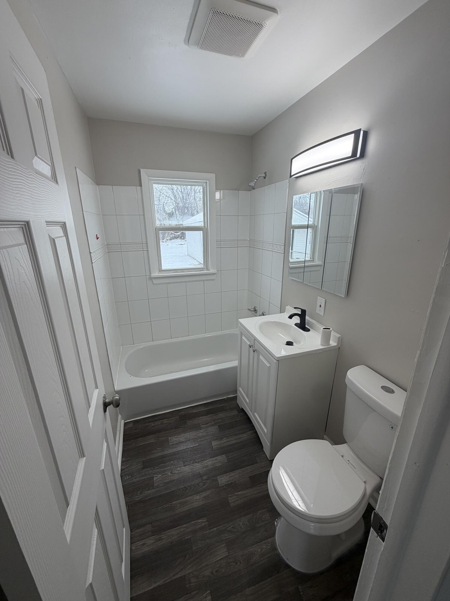 4340 West Eggert Pl. Milwaukee, WI 53218 - Photo 8 of 10 Full Bathroom