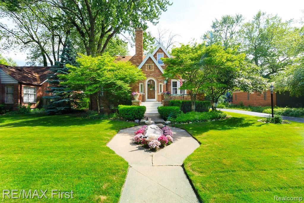 1845 Hawthorne Road Grosse Pointe, MI 48236 - Photo 2 of 26 1845-Hawthorne-Road-002.jpg