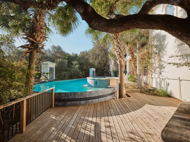 a view of a yard with plants