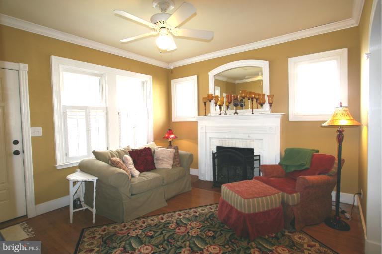 1525 North Glebe Road Arlington, VA 22207 - Photo 12 of 30 Living Room