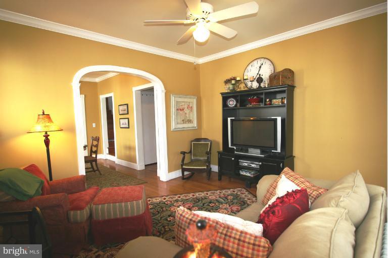 1525 North Glebe Road Arlington, VA 22207 - Photo 18 of 30 Living Room