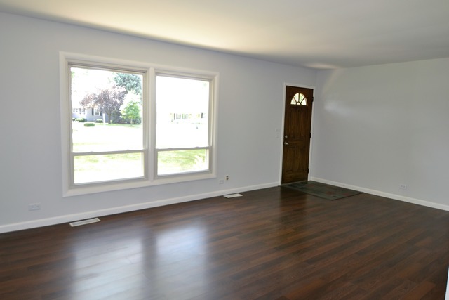 335 Shawnee Drive Carol Stream, IL 60188 - Photo 2 of 11