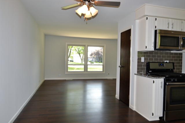 335 Shawnee Drive Carol Stream, IL 60188 - Photo 3 of 11