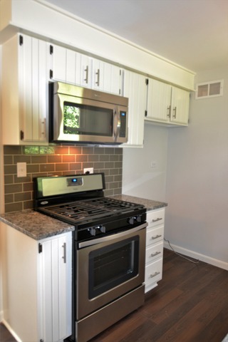335 Shawnee Drive Carol Stream, IL 60188 - Photo 4 of 11