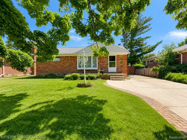 $215,000 | 905 North Esplanade Street, Mount Clemens, MI 48043