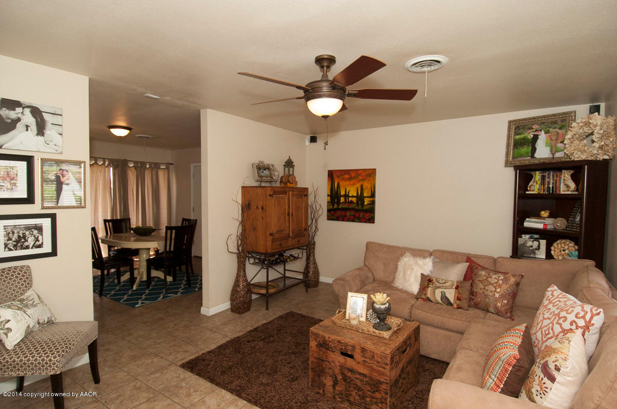 2607 Darrell Avenue Amarillo, TX 79110 - Photo 3 of 28 a living room with furniture a ceiling fan and a rug