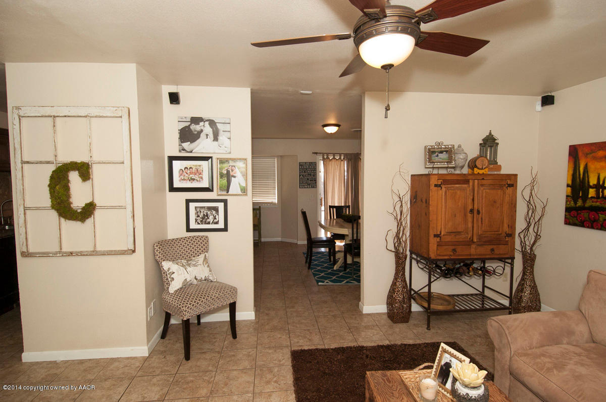 2607 Darrell Avenue Amarillo, TX 79110 - Photo 5 of 28 a living room with furniture and a window