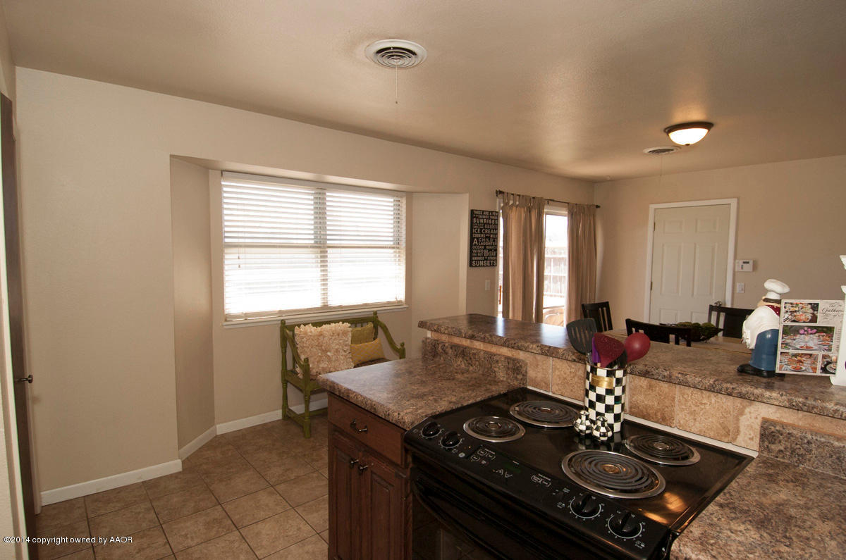 2607 Darrell Avenue Amarillo, TX 79110 - Photo 8 of 28 a living room with dining table and a couch